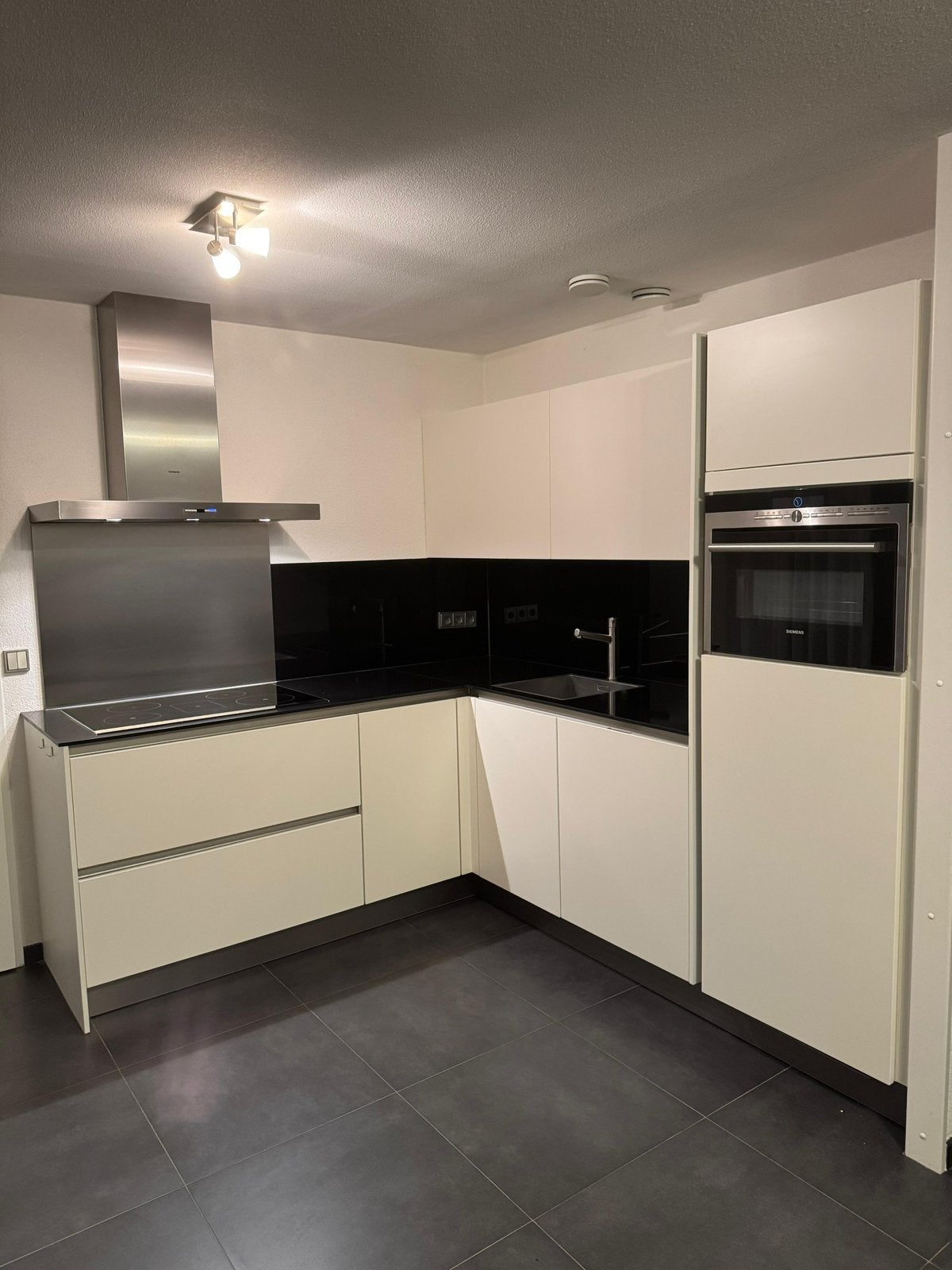 Nette Hoekkeuken Greeploos Siemens Apparatuur + GEDEMONTEERD, Huis en Inrichting, Keuken | Complete keukens, Wit, Hoekkeuken, Ophalen of Verzenden