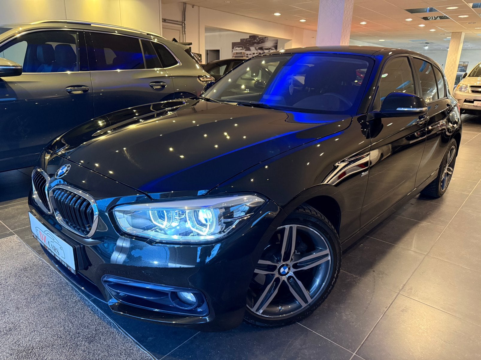 BMW 118i SPORT-LINE 1.5I 136PK |NAVI | CRUISE CONTROL | LED, Auto's, Zwart, Bedrijf, https://public.car-pass.be/vhr/a4ff6e15-6589-4b28-9d31-22f52bdc72dc