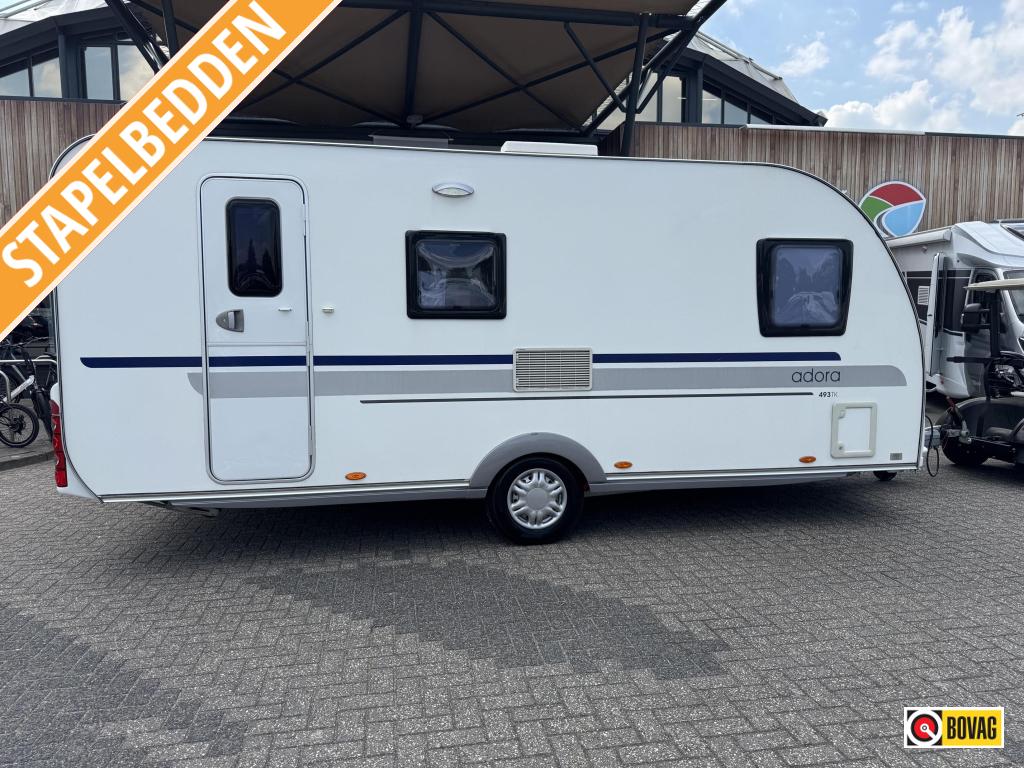 Adria Adora 493 TK, Caravanes & Camping, Caravanes, jusqu'à 4, 1250 - 1500 kg, Banquette en rond, Adria, Lit dans la longueur