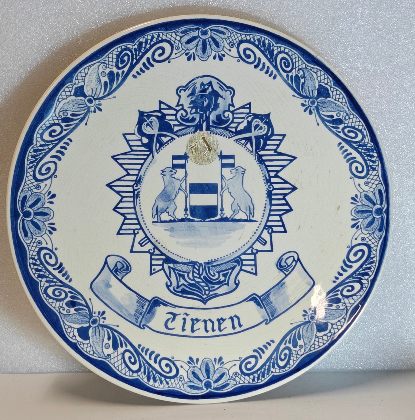 Wapenbord Tienen Delfts Blauw De Delftsche schouw, Antiquités & Art, Antiquités | Assiettes décoratives & Carrelages, Enlèvement ou Envoi