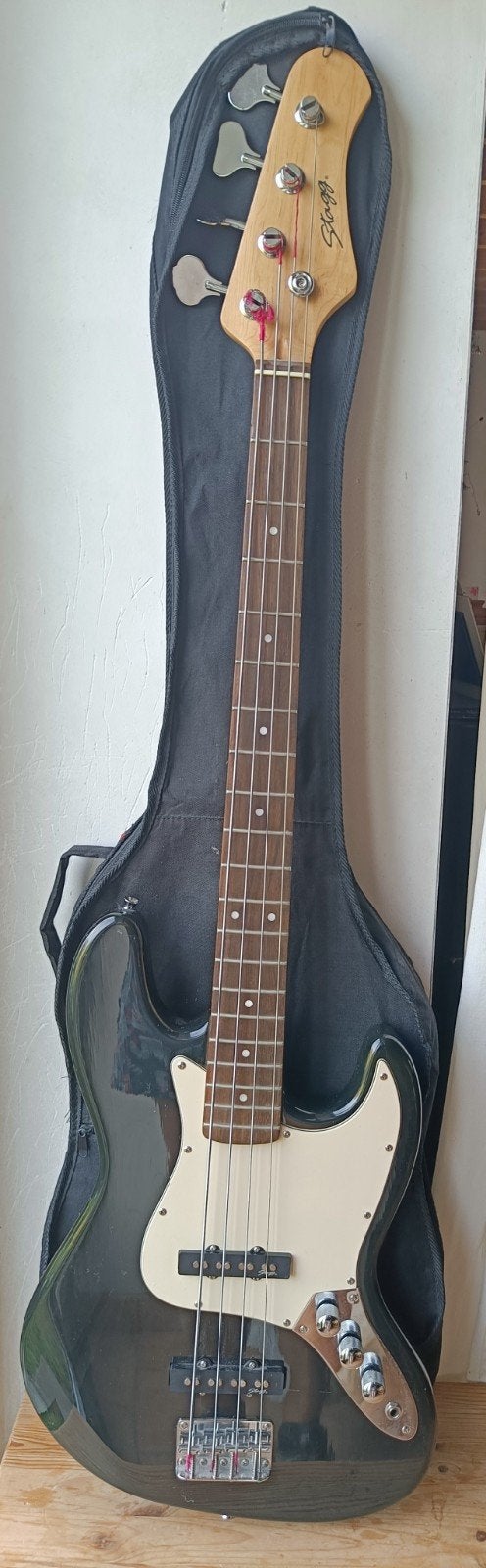 Basse électrique Stagg, idéale pour les débutants ! — 100€, Musique & Instruments, Instruments à corde | Guitares | Basses, Enlèvement