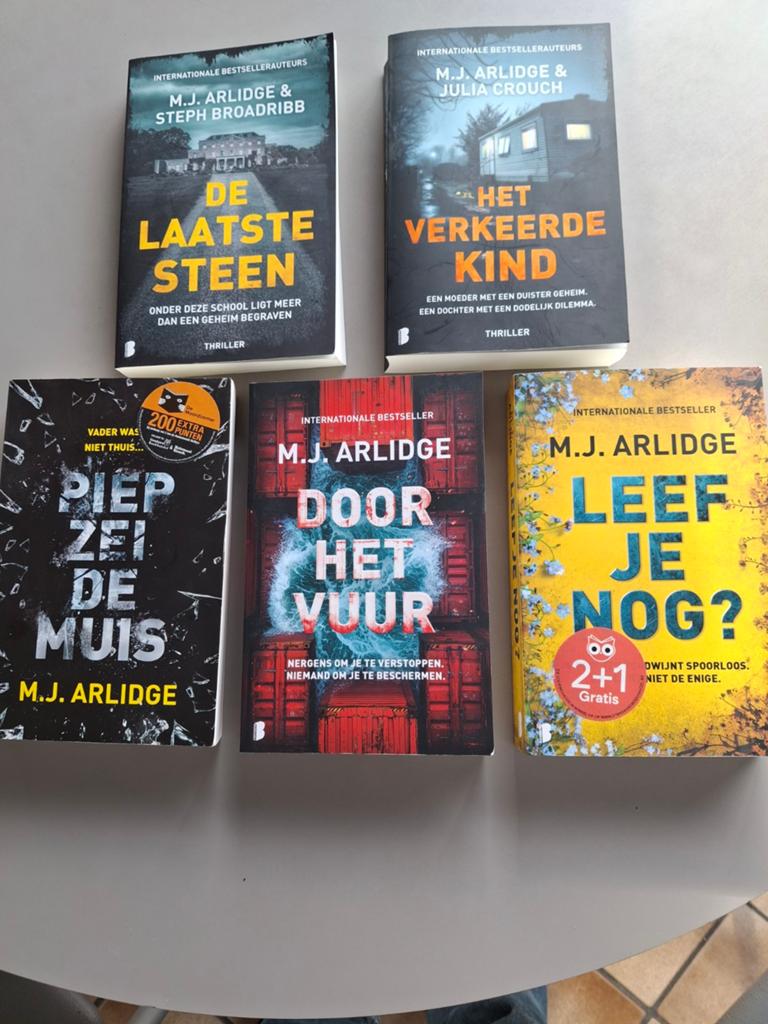 Thrillers, Ophalen, Zo goed als nieuw, M.J. Arlidge