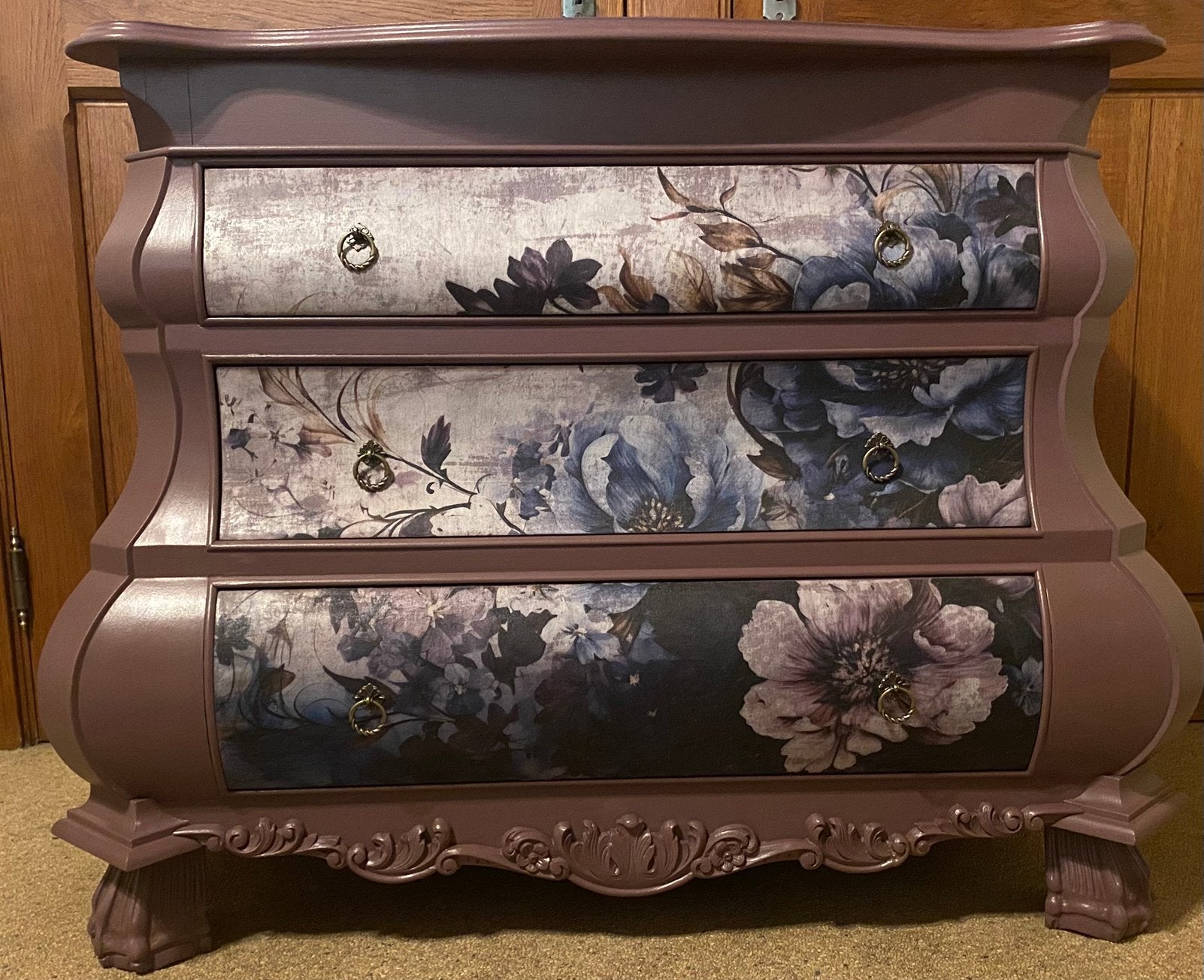 Opgeknapte buikkast met florale flair, Huis en Inrichting, Kasten | Ladekasten, Zo goed als nieuw, Ophalen