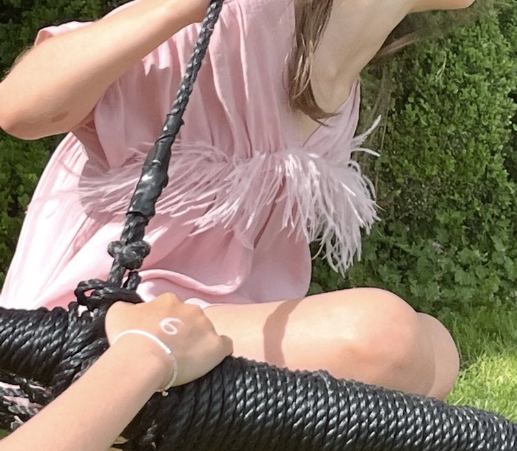Robe rose dans un très joli tissu souple à plumes, Enfants & Bébés, Vêtements enfant | Taille 134, Comme neuf, Fille, Robe ou Jupe