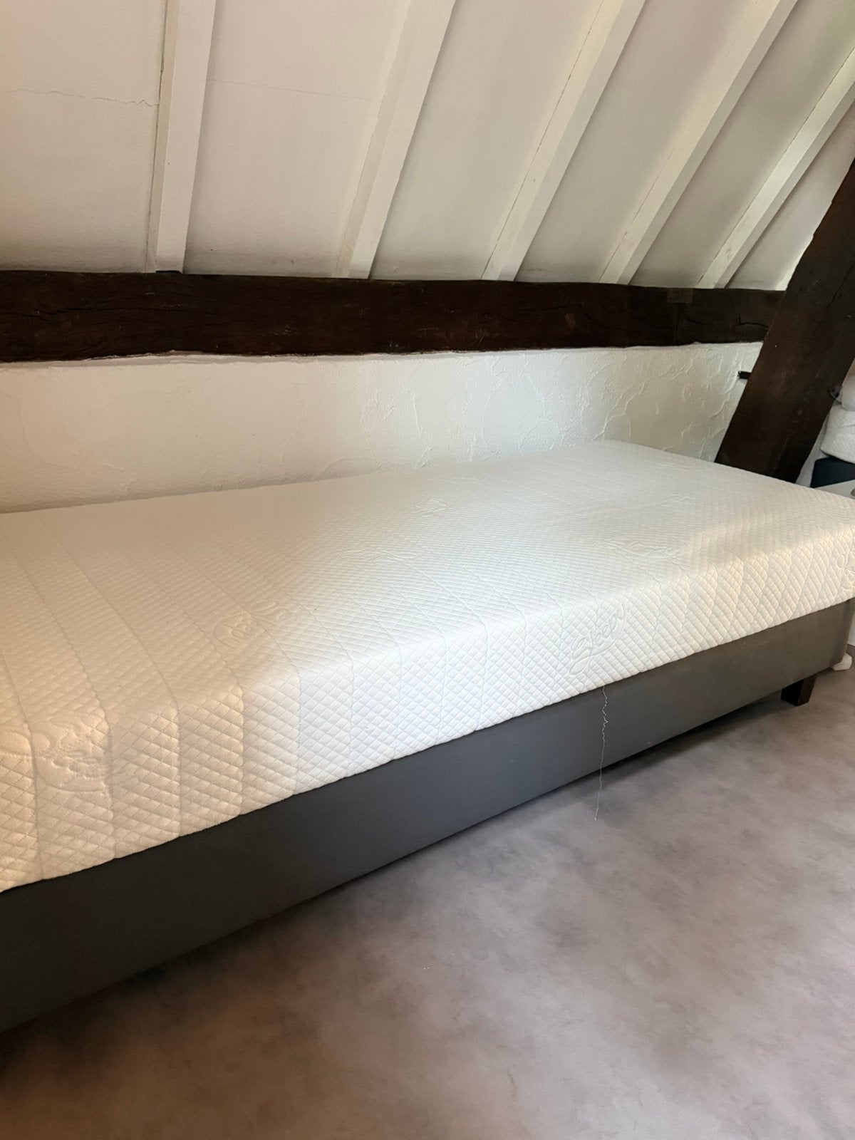 8 boxspring bedden - ideaal voor verhuur, Ophalen, Zo goed als nieuw