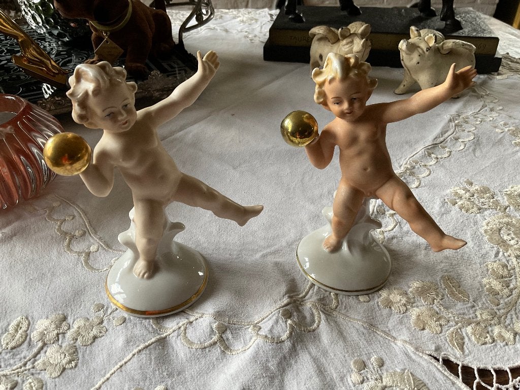 Porselein oude putti / putto / cherubijn met gouden bal, Ophalen of Verzenden