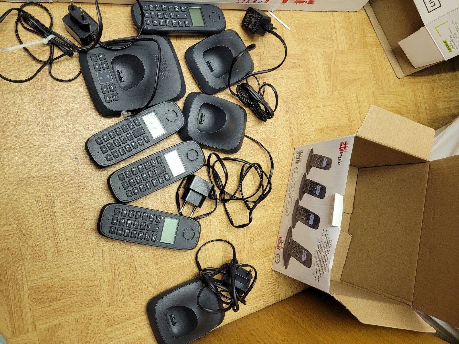 Téléphone sans fil DECT MT Logic avec répondeur, 4 combinés,, Enlèvement, Comme neuf, 4 combinés ou plus