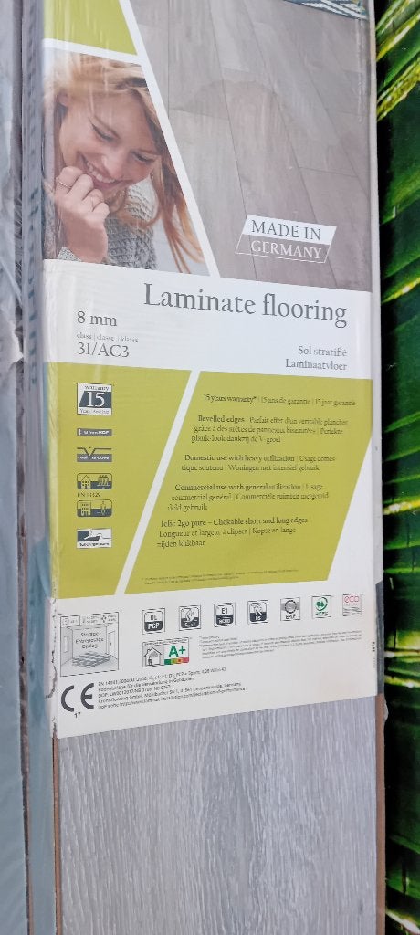 Nieuwe laminaat licht grijs eiken 8mm 18 x 2,22m² per pak, Ophalen, 50 tot 150 cm, Zo goed als nieuw, 10 m² of meer