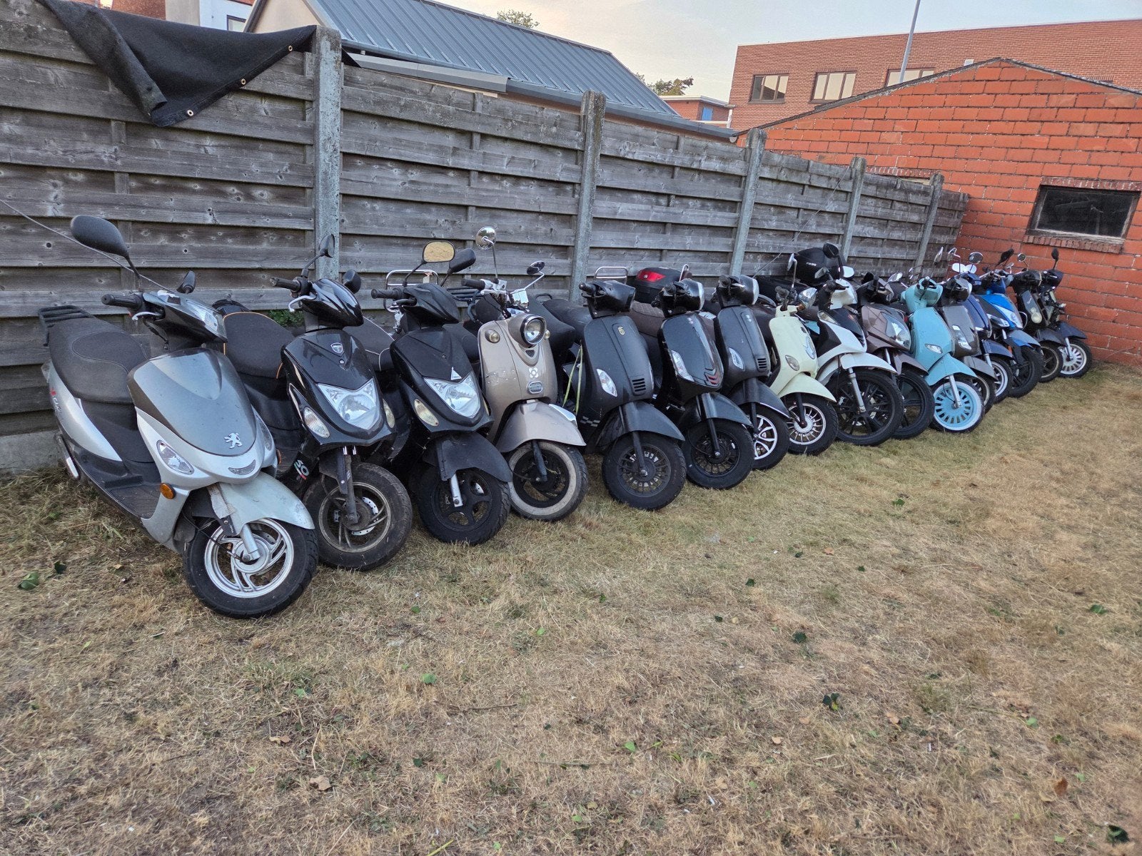 lot 40 scooters voor export of onderdelen, Ophalen