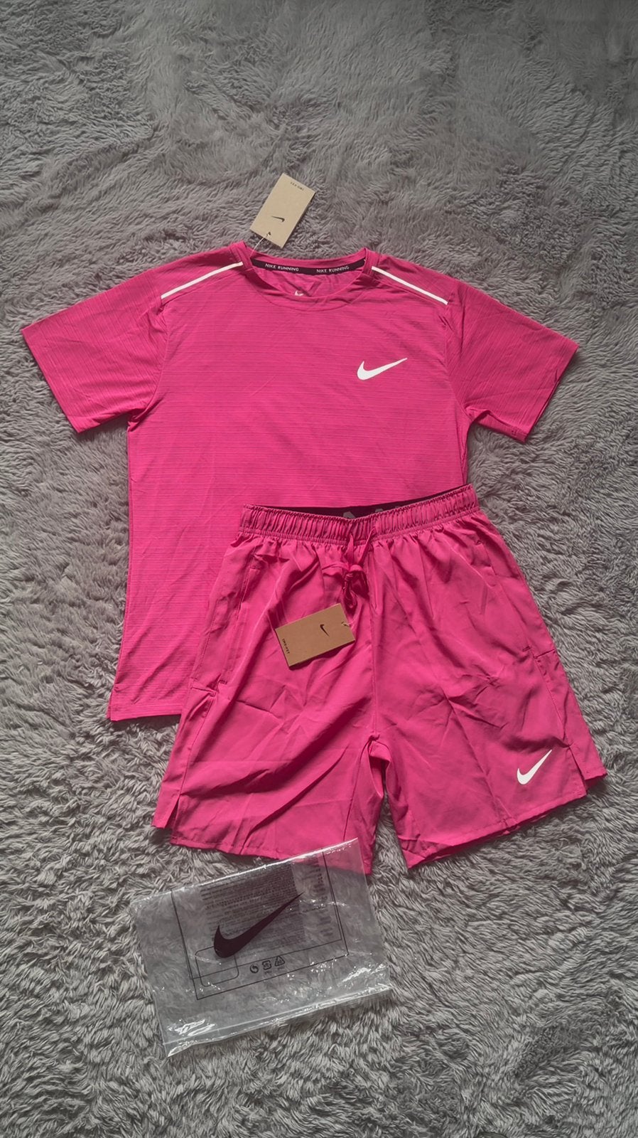 Ensemble Nike Rose Dri-Fit T-shirt + Short, Vêtements | Hommes, Vêtements de sport, Fitness, Enlèvement ou Envoi, Rose, Comme neuf
