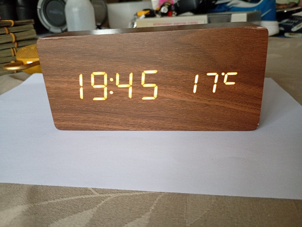 Klok met „hout” -effect, Ophalen of Verzenden, Zo goed als nieuw, Digitaal