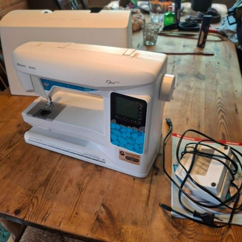 Naaimachine Husqvarna Viking Opal 670, Enlèvement, Comme neuf, Machine à coudre, Husqvarna