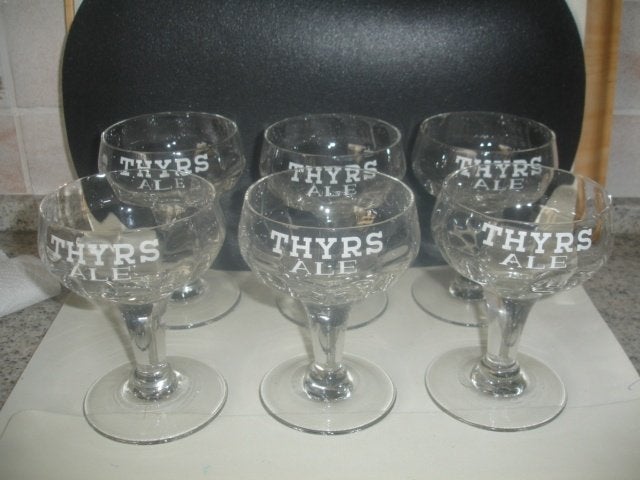 Oud bierglas Thyrs Ale, geen maat, facetglas, witte letters, Collections, Marques de bière, Comme neuf, Verre ou Verres, Autres marques