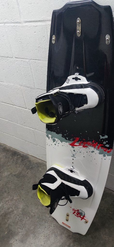 Zo goed als nieuw Wakeboard liquid force + Bindingen  + Tas, Watersport en Boten, Wakeboarden, Zo goed als nieuw, Board en Schoenen