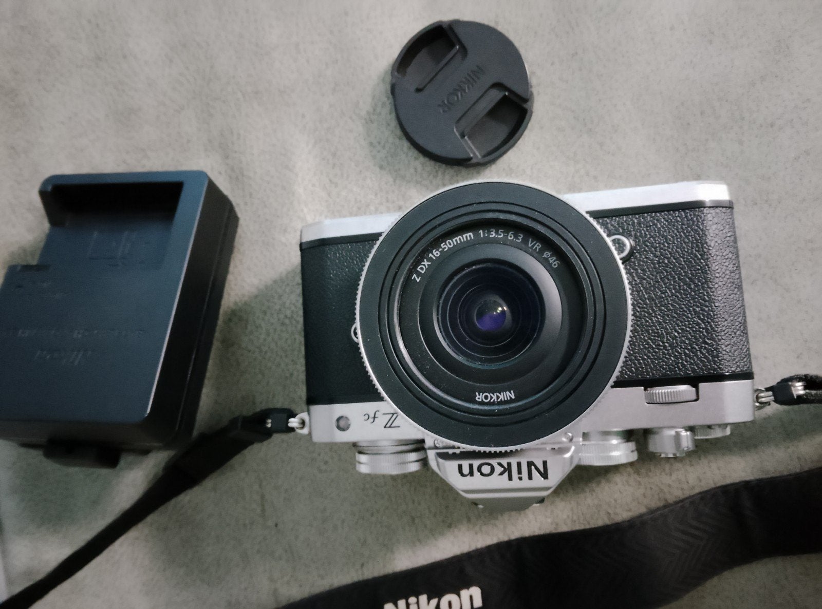 Nikon Z fc + Nikkor Z DX 16-50mm, als nieuw, Audio, Tv en Foto, Accu, Ophalen of Verzenden, Zo goed als nieuw, Nikon