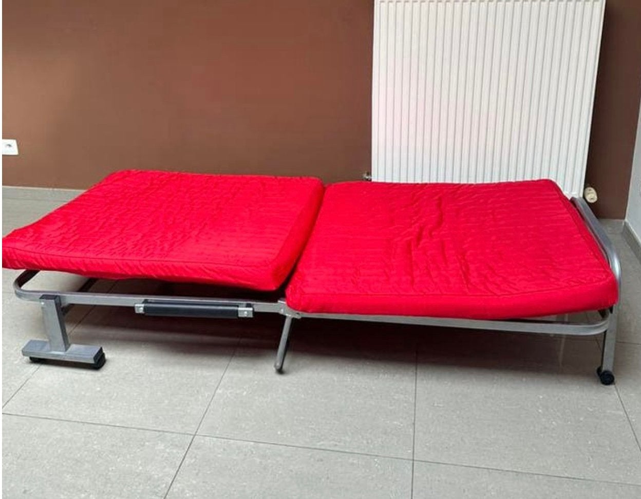 Opklapbaar bed /logeerbed op wielen, Huis en Inrichting, Ophalen, Zo goed als nieuw