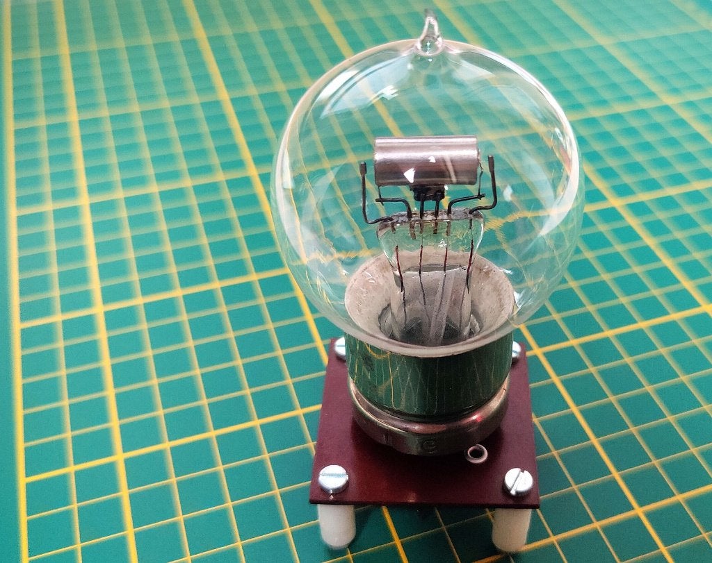 Helgloeier triode meer dan 100 jaar oud voor decoratie., Antiek en Kunst, Ophalen
