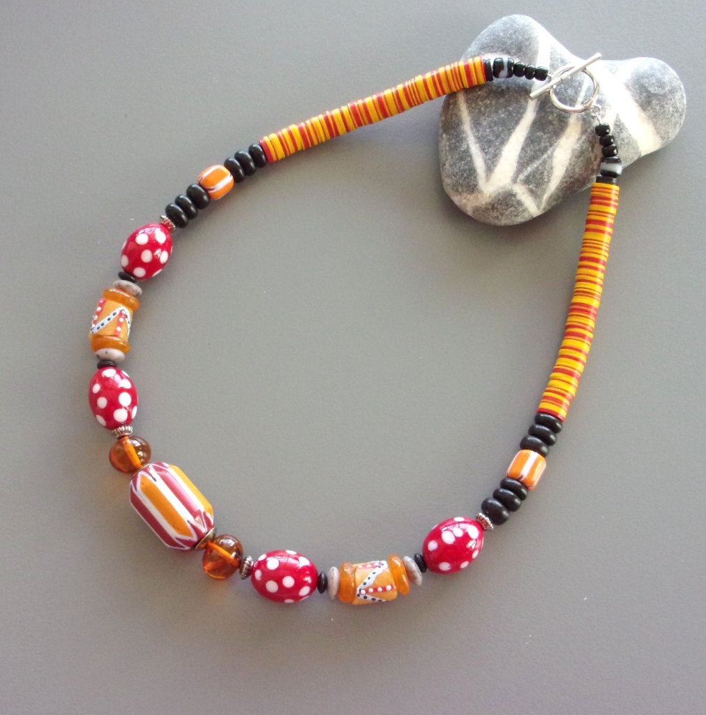 Afrikaanse oranje en rode ketting voor dames in vintage glas, Ophalen of Verzenden, Nieuw, Oranje, Overige materialen