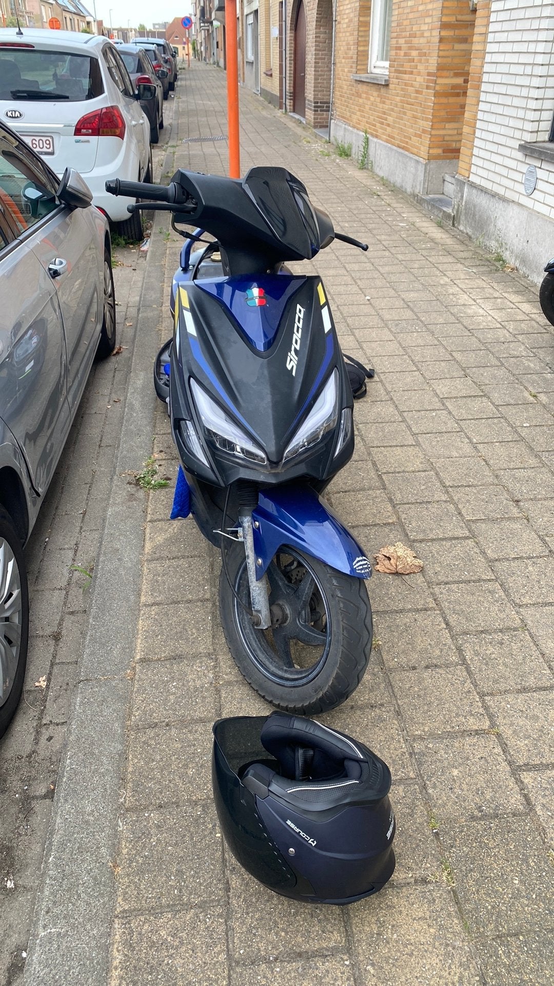 Zwart met blauw en stikers er op, Ophalen, Gebruikt