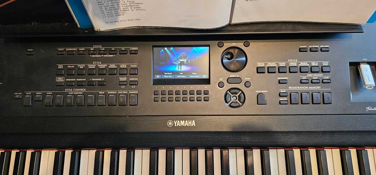 Yamaha Dgx 670 avec meuble pédales, Muziek en Instrumenten, Keyboards, Ophalen, Yamaha