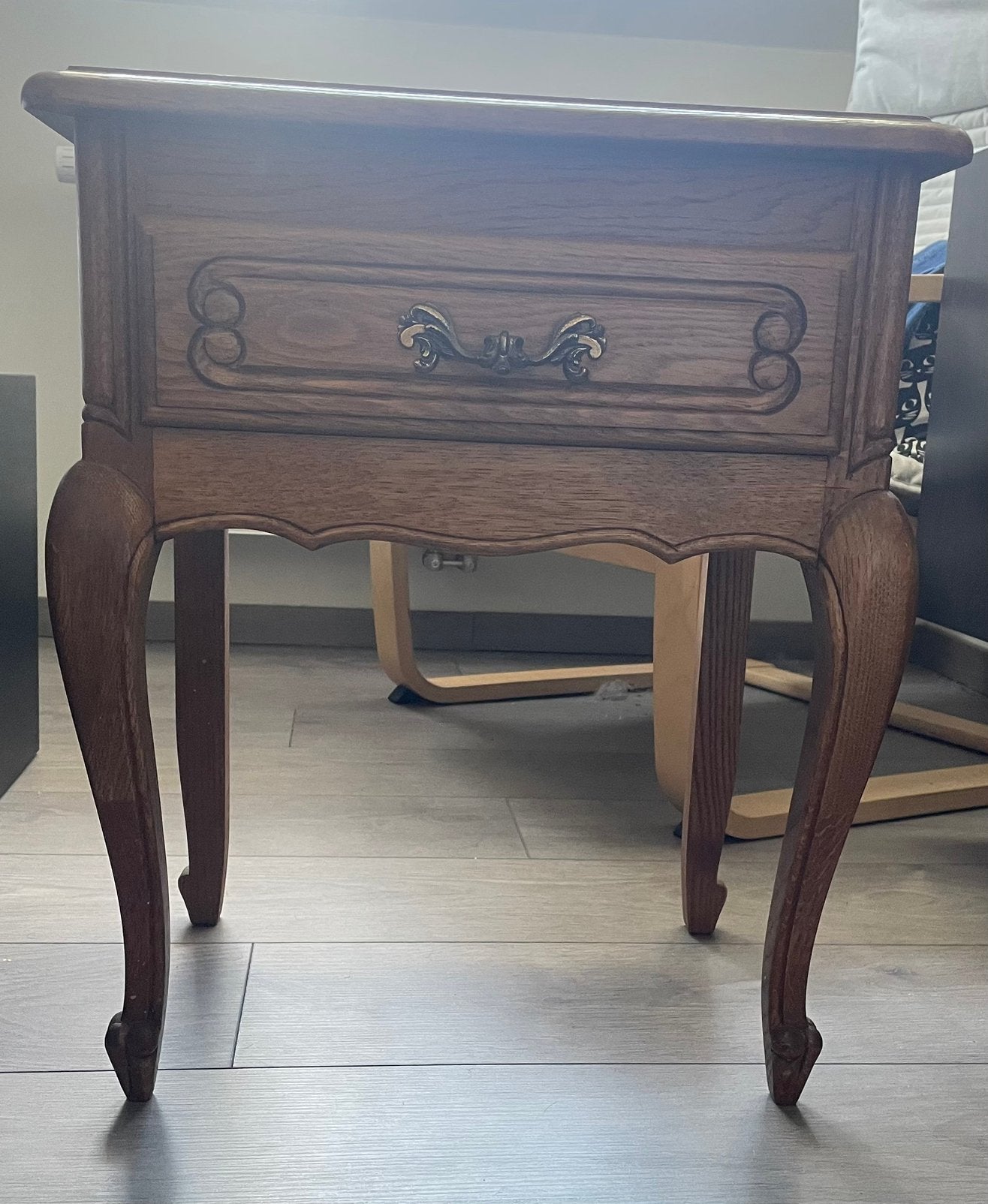 Massief eiken nachtkastje bijzettafel KlassiekeLouisXV-stijl, Huis en Inrichting, Ophalen, Gebruikt, Minder dan 45 cm, Minder dan 55 cm