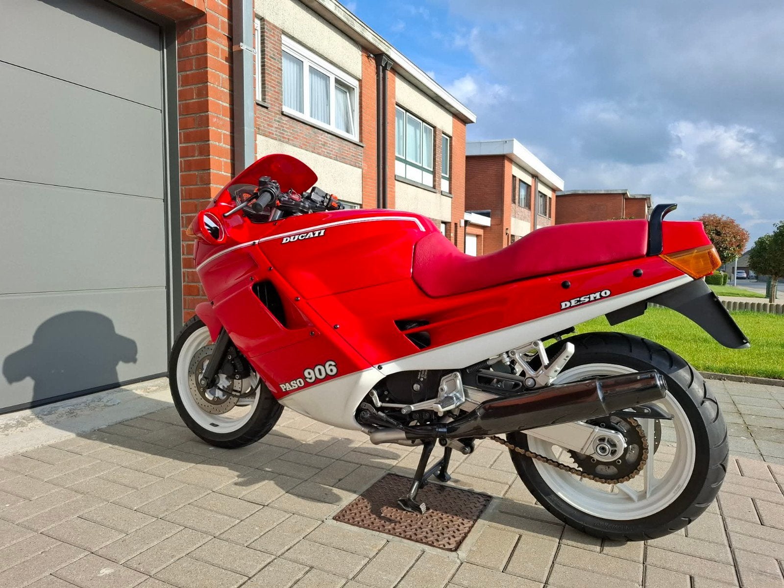 Ducati paso 906, Motos