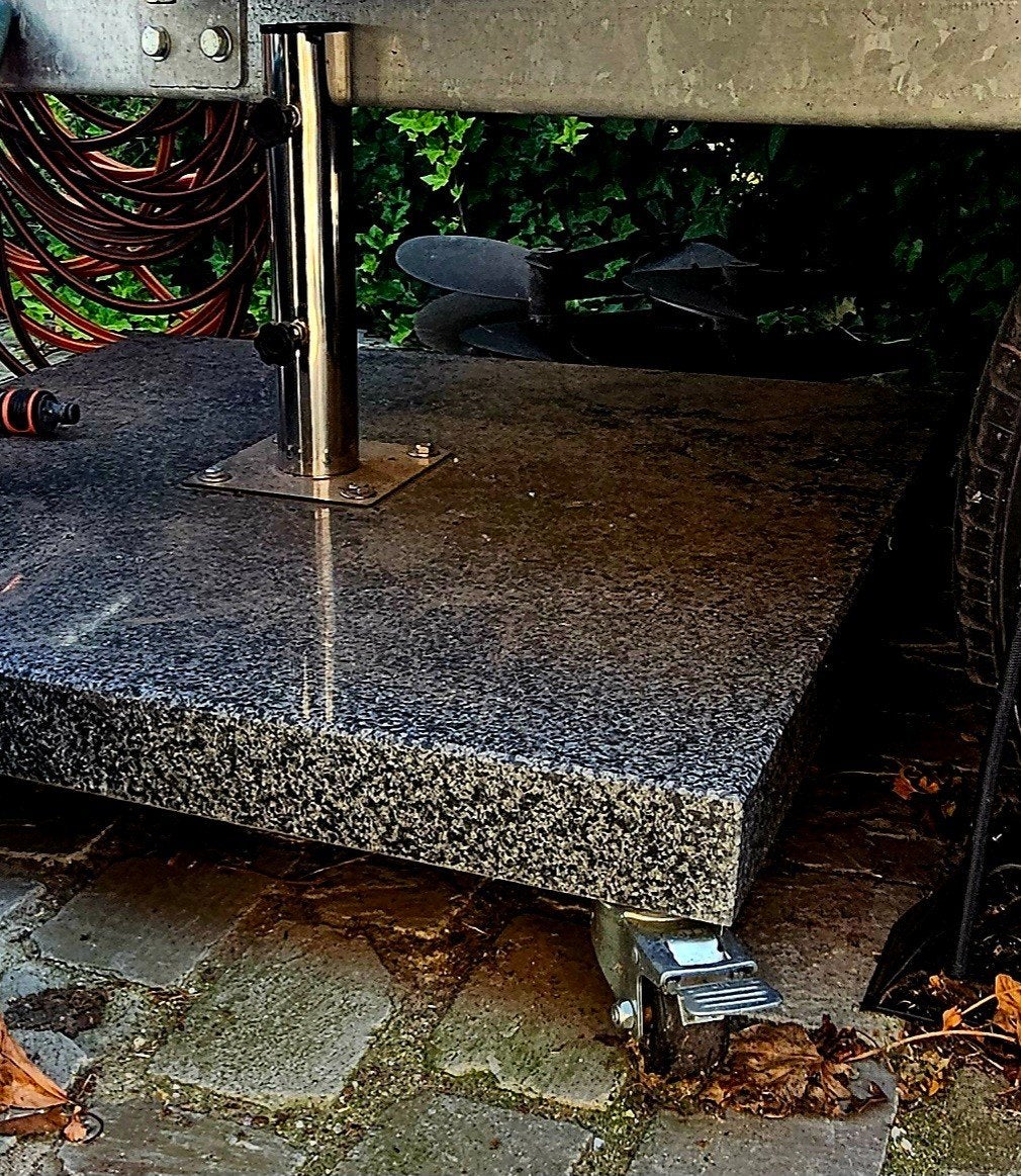 Parasolvoet als nieuw uit natuursteen 120kg op 4 wielen, Tuin en Terras, Ophalen, Parasolvoet