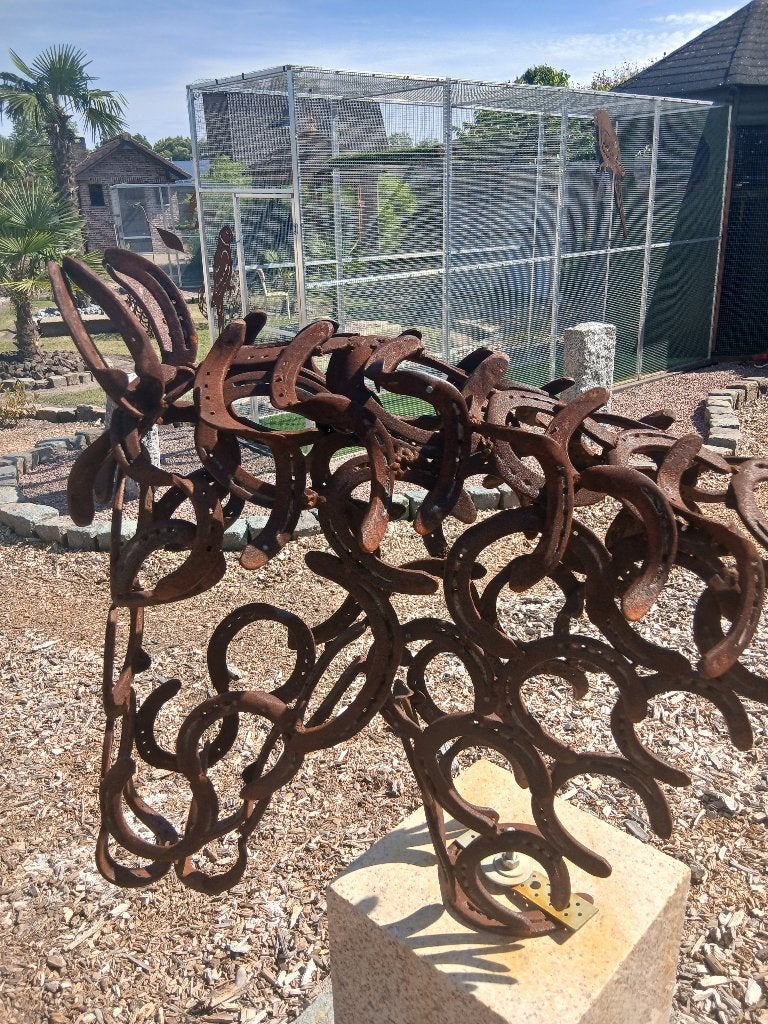 tuinbeeld & paardenkop gemaakt van paardenhoefijzers, Tuin en Terras, Tuinbeelden, Ophalen, Nieuw, Metaal, Dierenbeeld