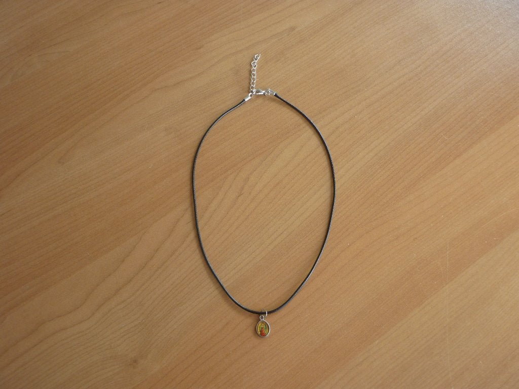 Zwarte touw ketting met ovale Mariabeeld en kruis hanger, Ophalen of Verzenden