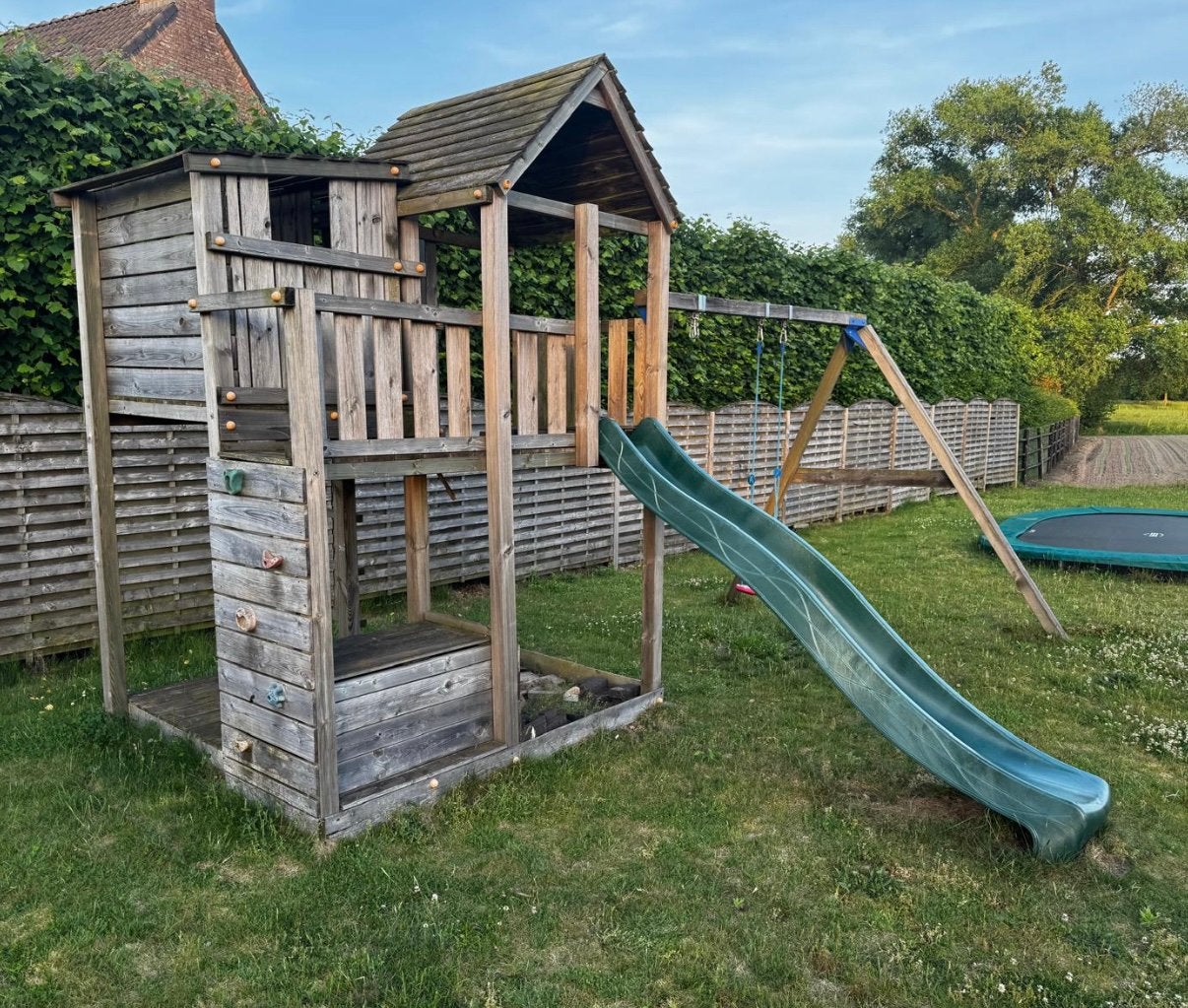 Houten speelhuis met schommel, Kinderen en Baby's, Speelgoed | Buiten | Speeltoestellen, Ophalen, Gebruikt, Schommel