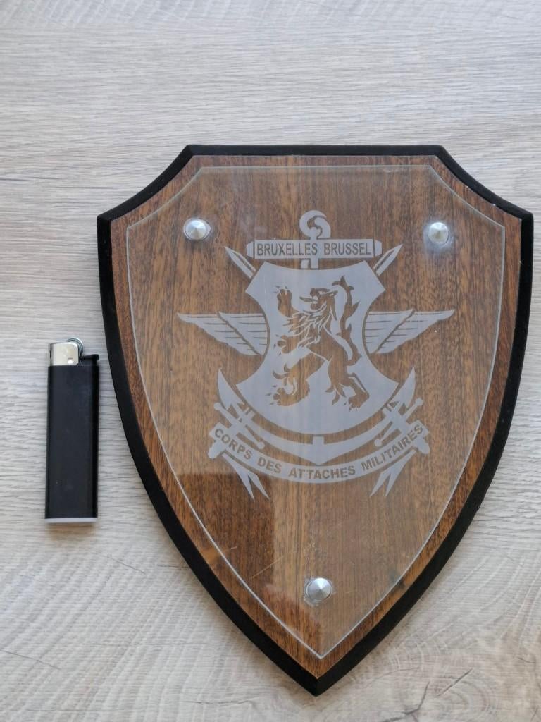 Schildje Korps Militaire Attachés Brussel zeldzaam!, Verzamelen, Verzenden, Overige soorten, Embleem of Badge
