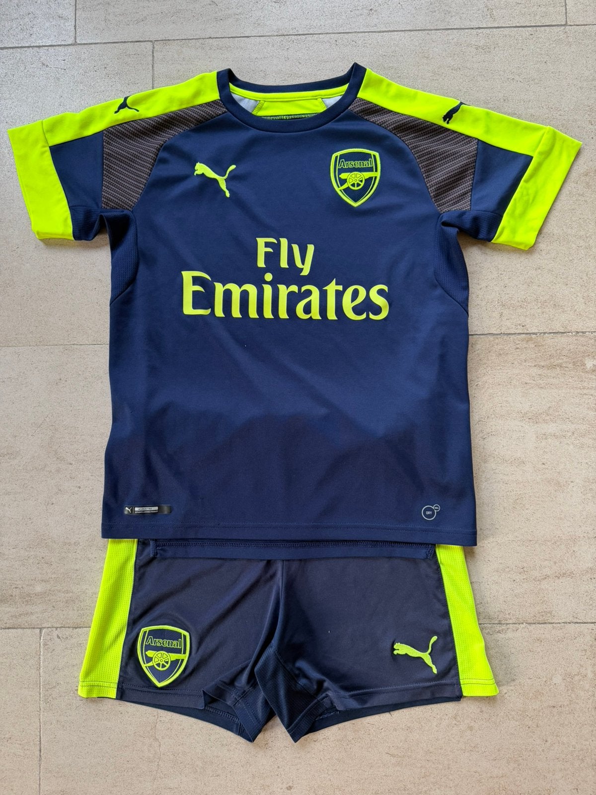Voetbalshirt en short Arsenal maat 164, Kinderen en Baby's, Ophalen of Verzenden, Zo goed als nieuw, Jongen, Sport- of Zwemkleding
