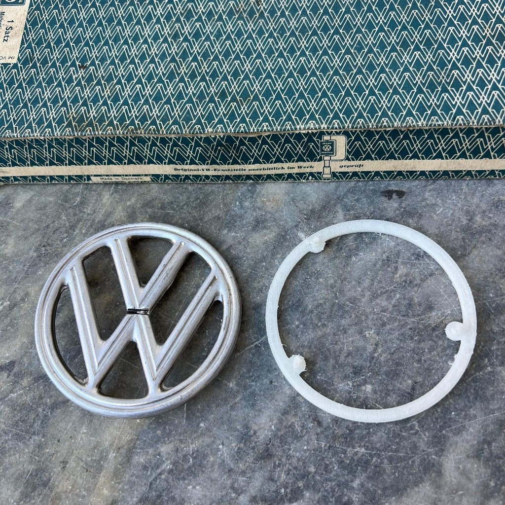 VW Kever embleem voor de voorklep (modeljaren '61-'62), Auto diversen, Ophalen of Verzenden, Gebruikt