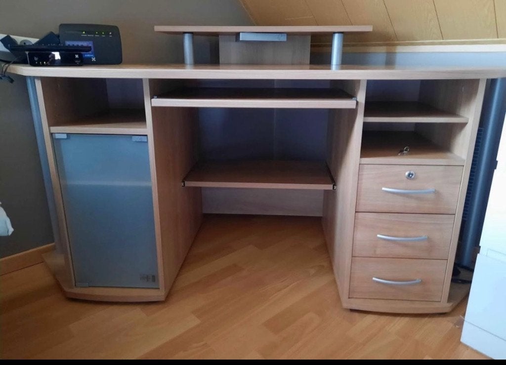 Bureau met veel ruimte, Ophalen