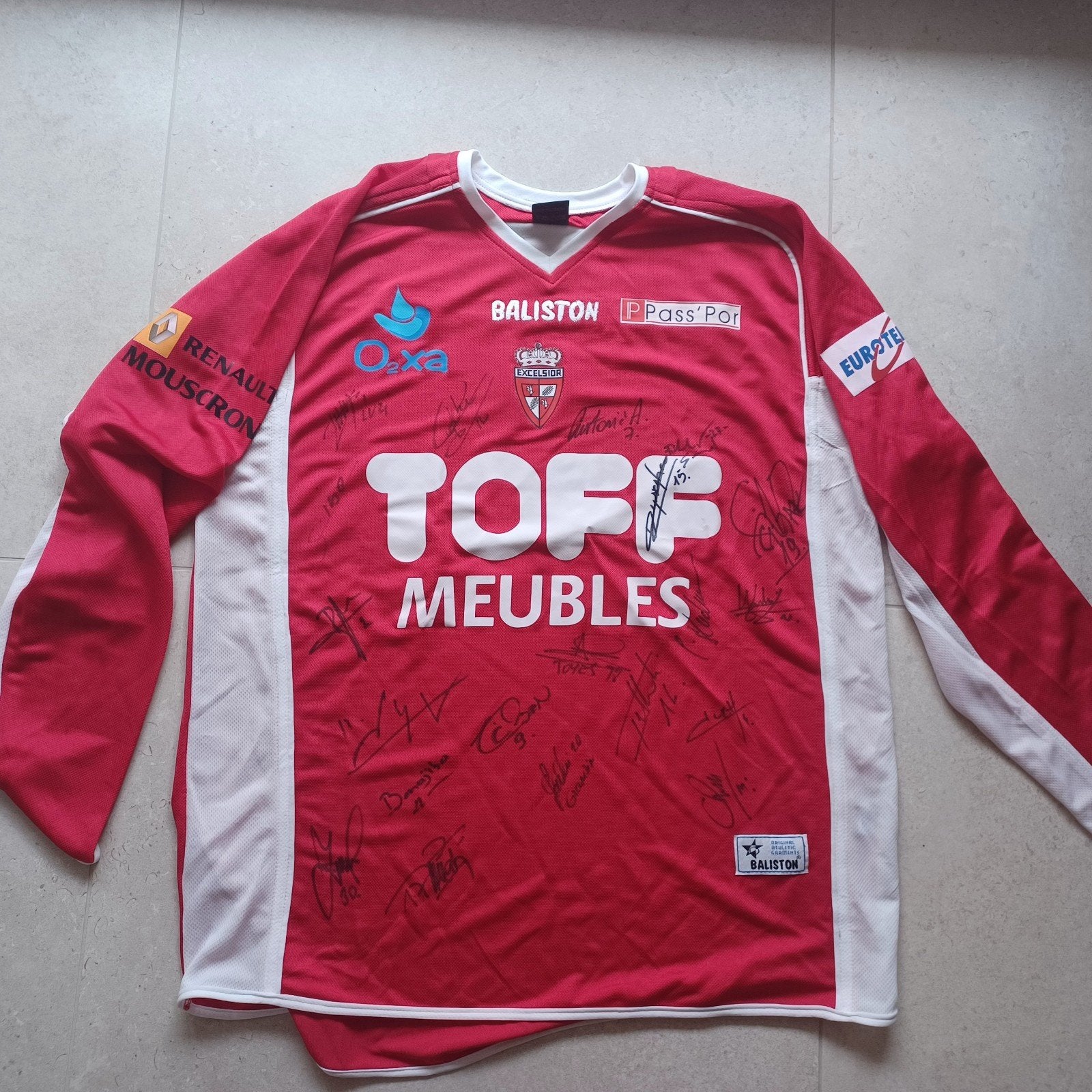 Original vintage signed Royal Excel Mouscron shirt ! rare, Verzamelen, Ophalen of Verzenden, Shirt