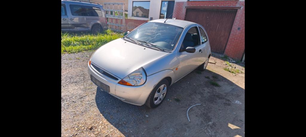 Ford Ka gekeurd v.v., Autos, Renault, Particulier, Air conditionné, Vitres électriques, Essence, Euro 4, Coupé, 3 portes, Boîte manuelle