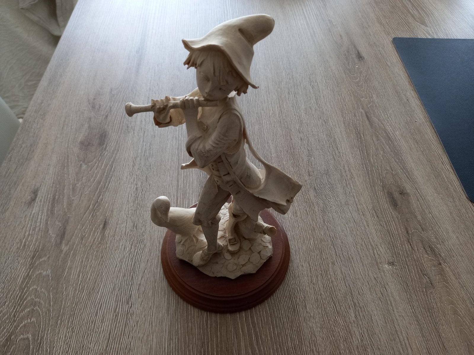 beeldje jongen met fluit, Ophalen