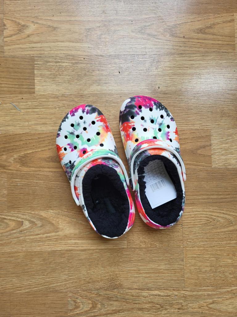 Crocs enfant ultra colorées et douillettes – Edition Tie Arc