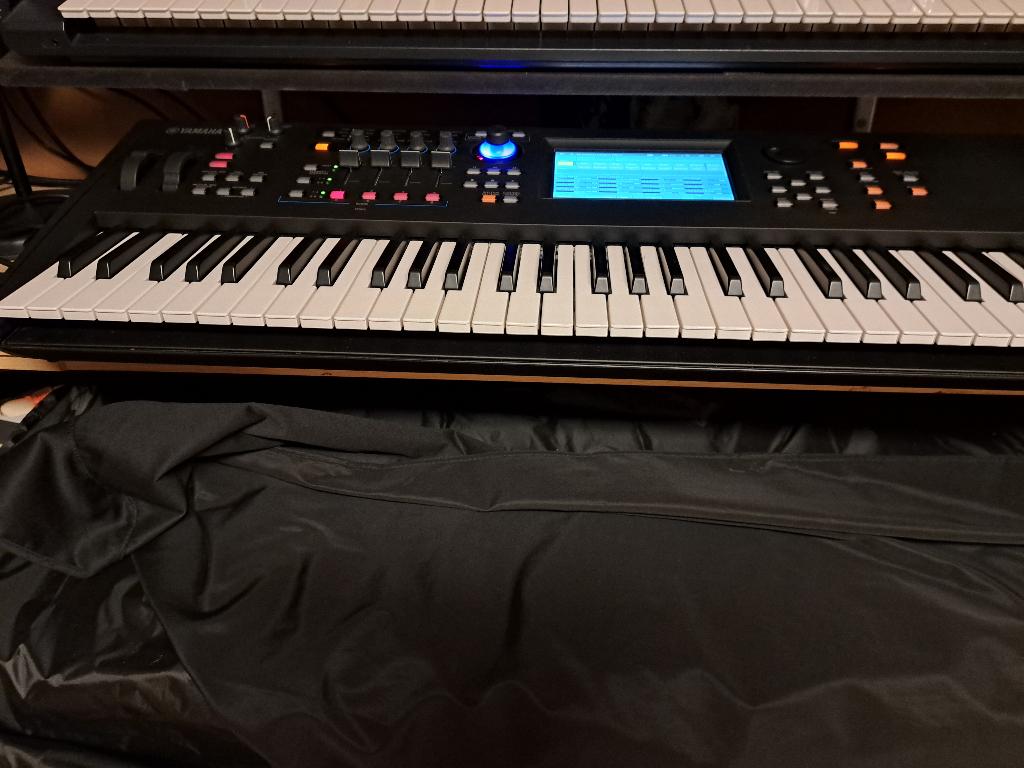 MODX 6+Dit weekend 675 met draagtas, Muziek en Instrumenten, Ophalen of Verzenden, Zo goed als nieuw, 61 toetsen, Yamaha