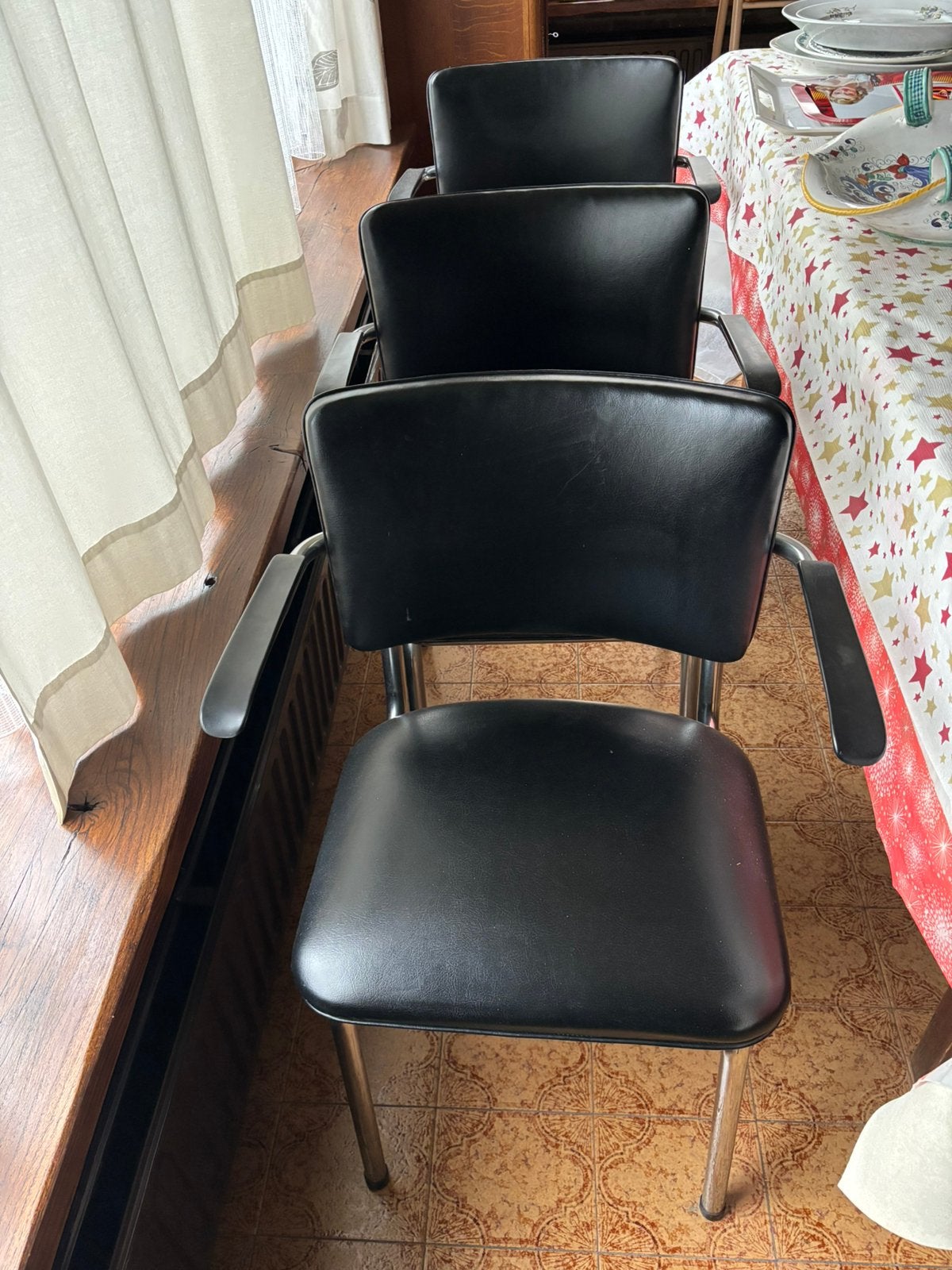 3 gratis stoelen met armsteunen, zwarte kunstleder zitting, Ophalen, Zo goed als nieuw, Zwart