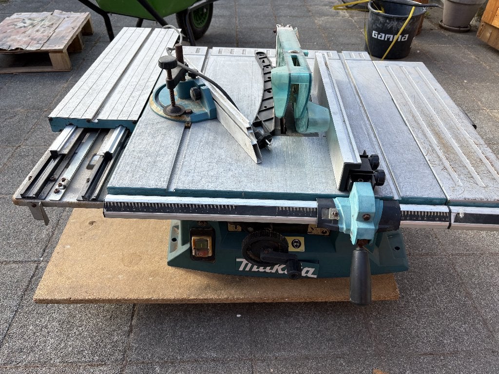 Makita MLT100N tafelzaag, Doe-het-zelf en Bouw, Gereedschap | Zaagmachines, Ophalen, Gebruikt, Cirkelzaag, Makita/bosch
