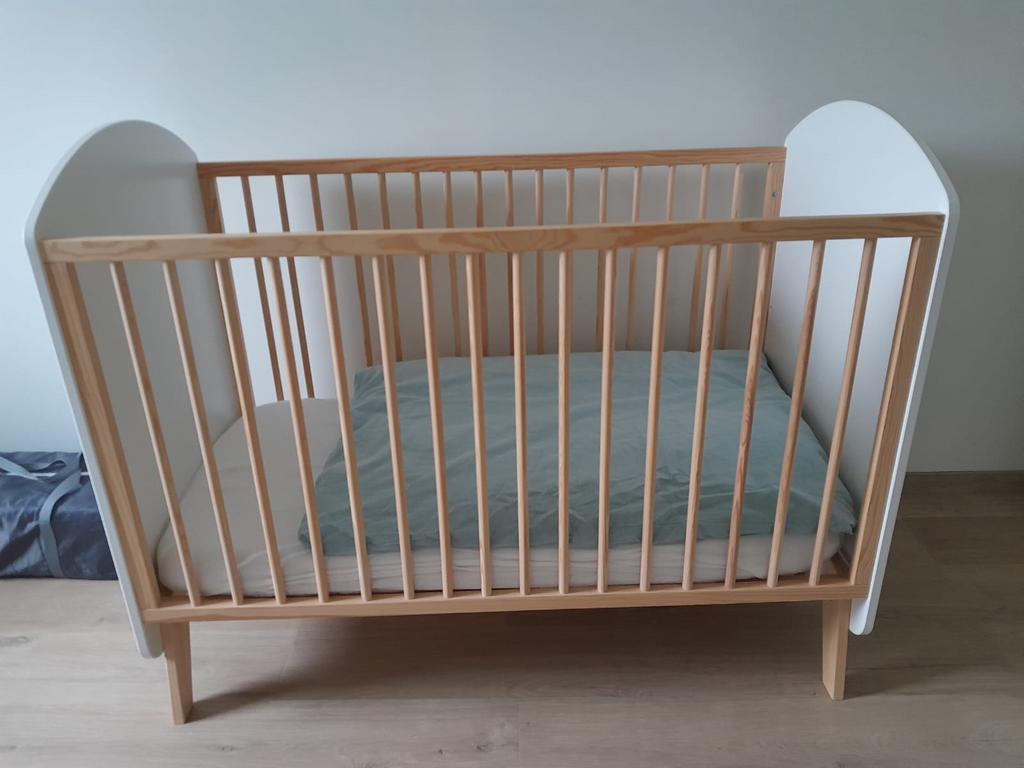Baby-/peuterbed 120x60cm - incl. matras en beddengoed, Ophalen, Zo goed als nieuw