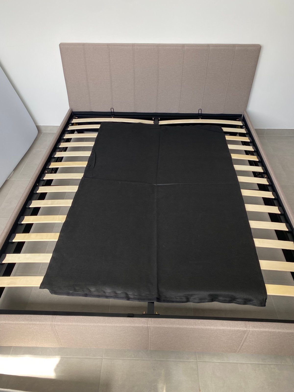 Bed met opbergruimte, Huis en Inrichting, Slaapkamer | Bedden, Ophalen, Zo goed als nieuw, Beige, 200 cm