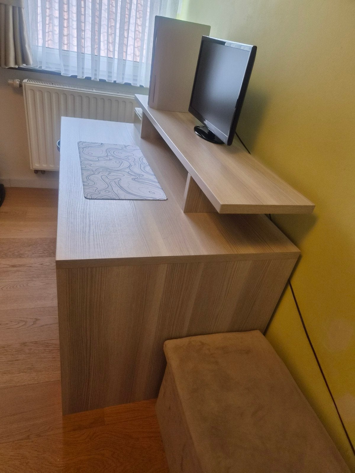 Buraeu tafel met 3 lade schuifdeur. In goede staat

136 cm b, Ophalen, Met lades, Zo goed als nieuw, Grijs