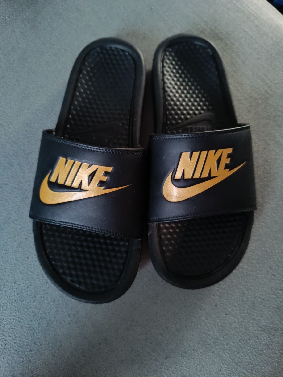 Claquettes Nike bennassi 42,5, Kleding | Heren, Badmode en Zwemkleding, Ophalen, Zwart