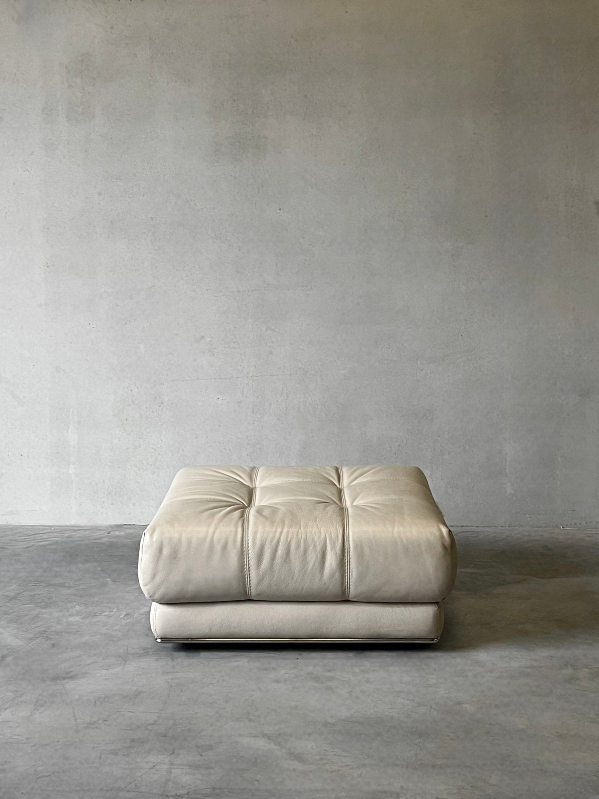 Vintage lederen ottoman / poef met chroom, Enlèvement, Comme neuf, Cuir