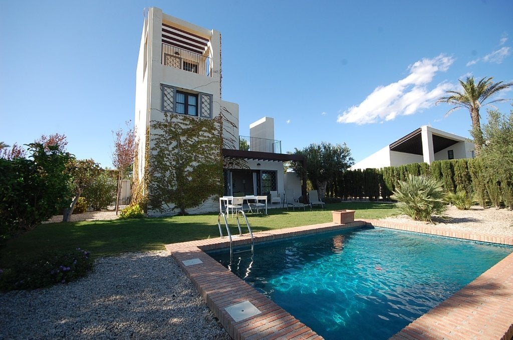 Elegante vrijstaande villa's met privézwembad in Peraleja, 100 m², Woonhuis, 5 kamers, Spanje