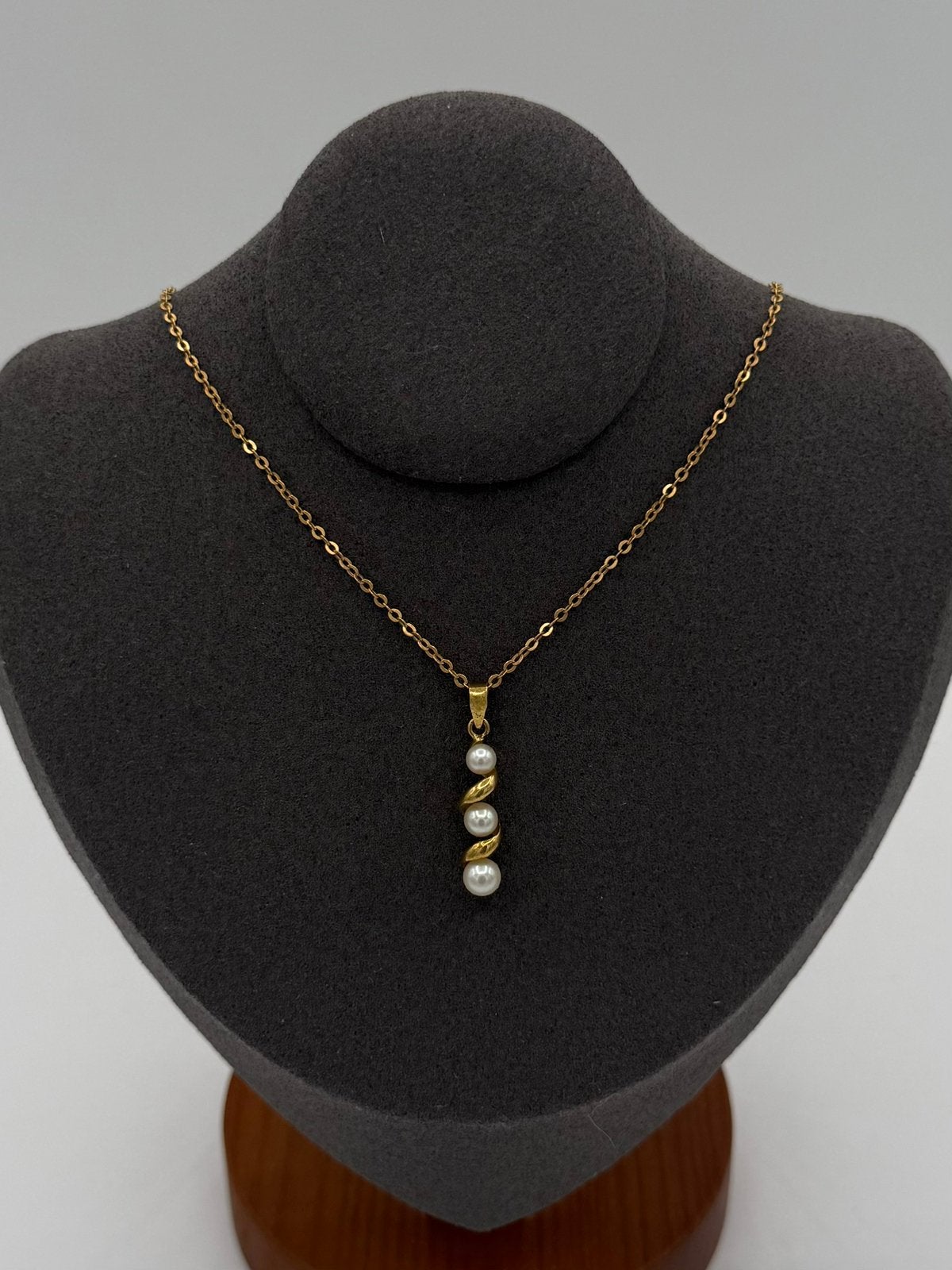 18K Gouden Ketting met Hanger & 3 Parels 45cm, Met hanger, Ophalen of Verzenden, Zo goed als nieuw, Goud