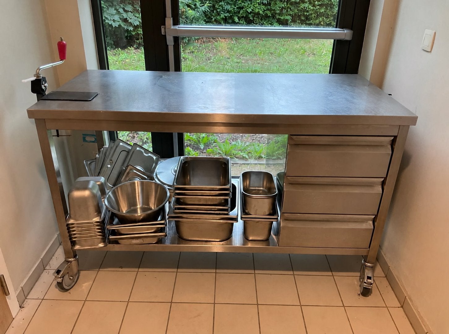 Table inox mobile avec 25 bacs GN et accessoires
