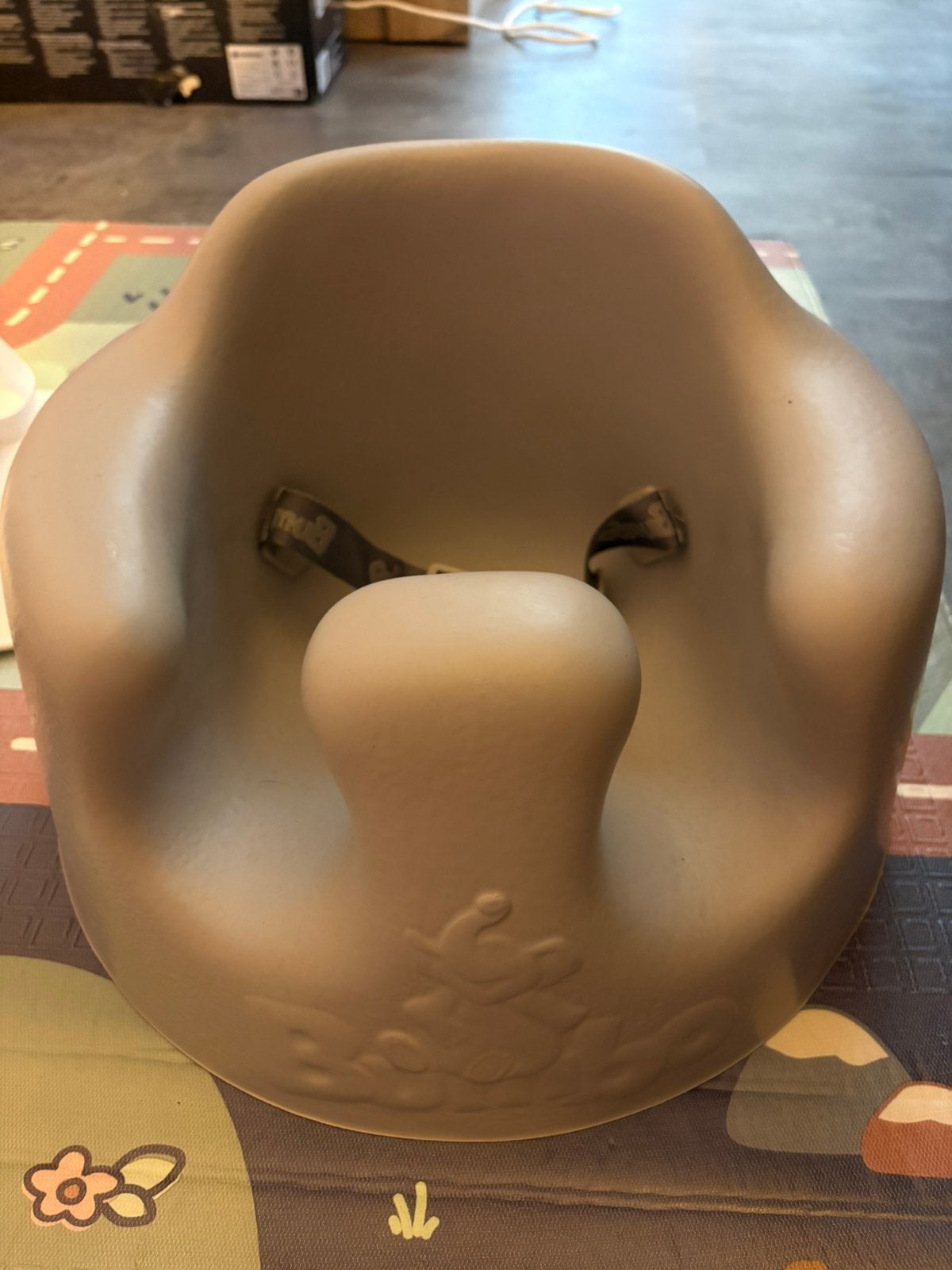 Bumbo zitje met tafeltje, Ophalen, Zo goed als nieuw